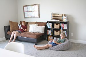 2 girls reading