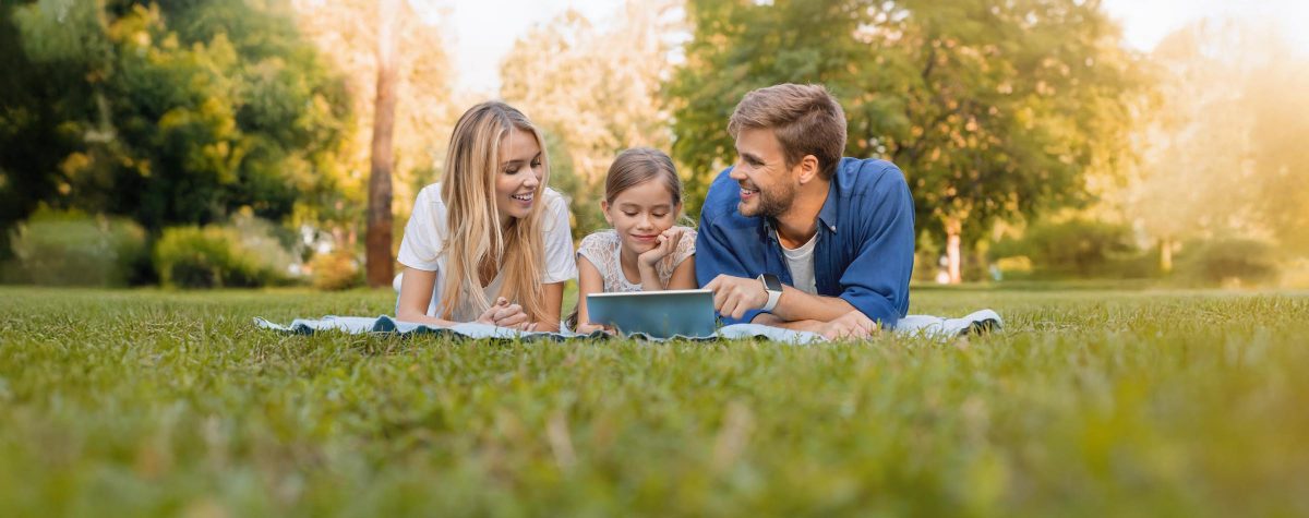 Beautiful,Young,Family,Lying,On,A,Picnic,Blanket,,Enjoying,An
