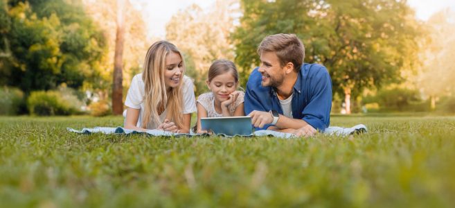Beautiful,Young,Family,Lying,On,A,Picnic,Blanket,,Enjoying,An